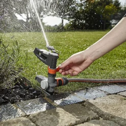 Arroseur Oscillant Et Asperseur Arroseur Canon Pic Comfort Gardena Arrosage Pelouse Secteur Réglable -Espace Piscine Boutique arroseur canon sur pic comfort gardena pelouse secteur arrosage reglable 450m2 2